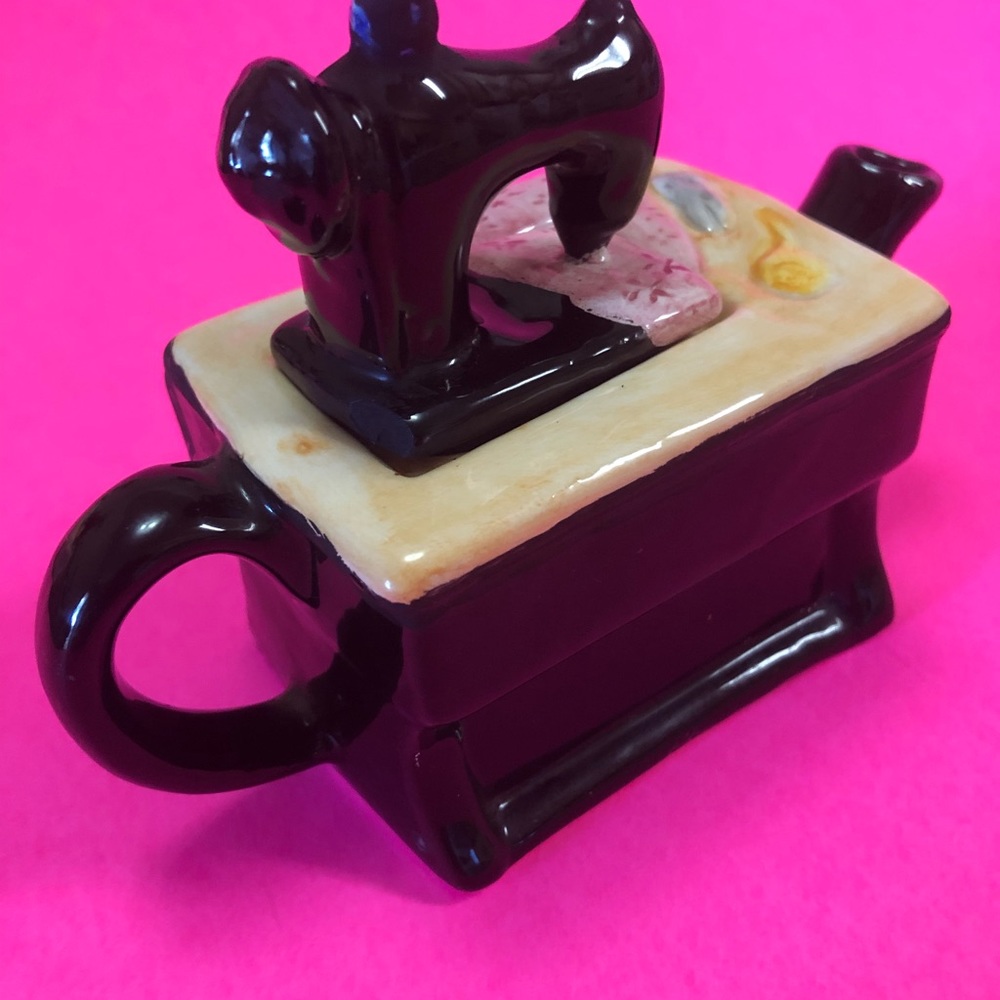 Cottage Tea Pot, sewing machine - Picture 5 of 7